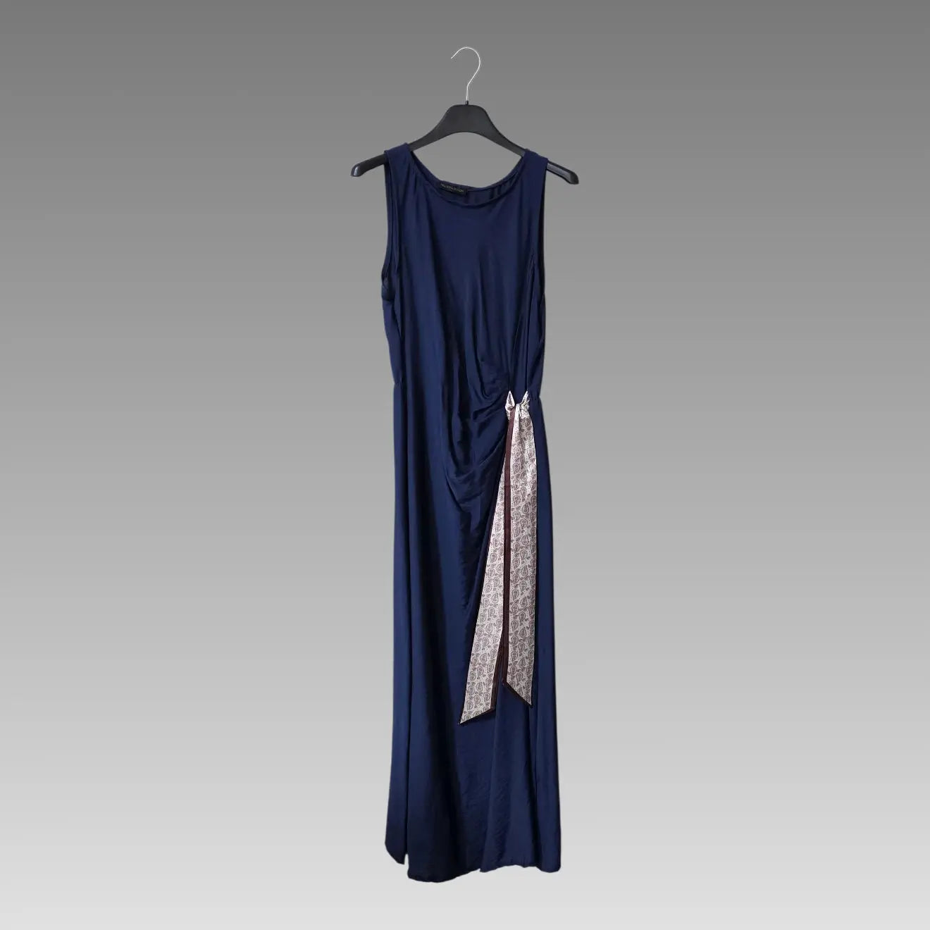 Robe Longue Sans Manches Avec Foulard