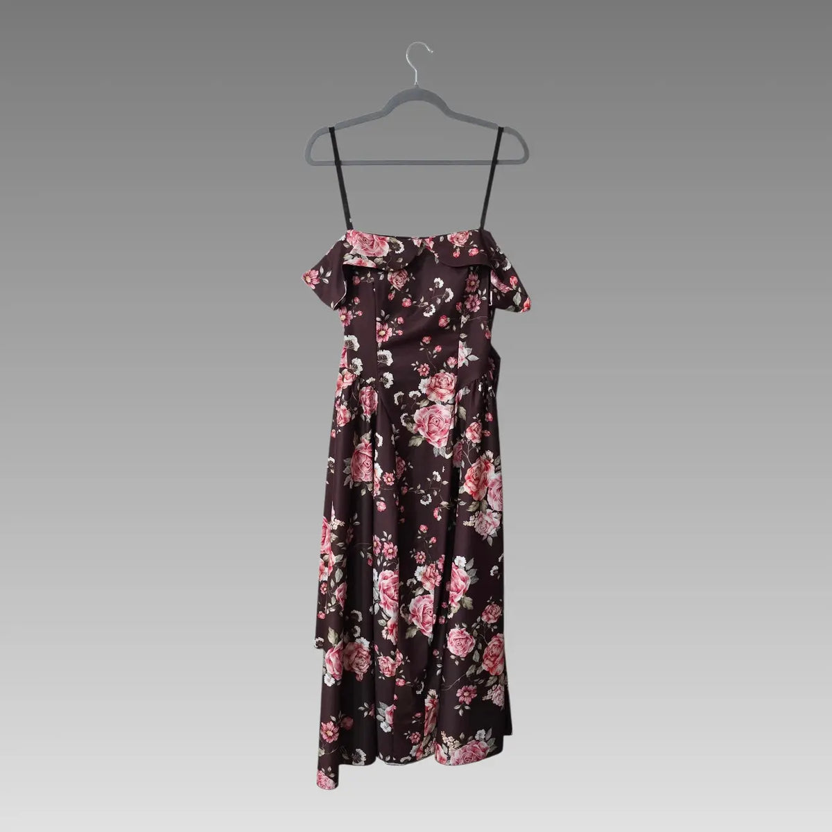 Vestido largo floral con hombros descubiertos