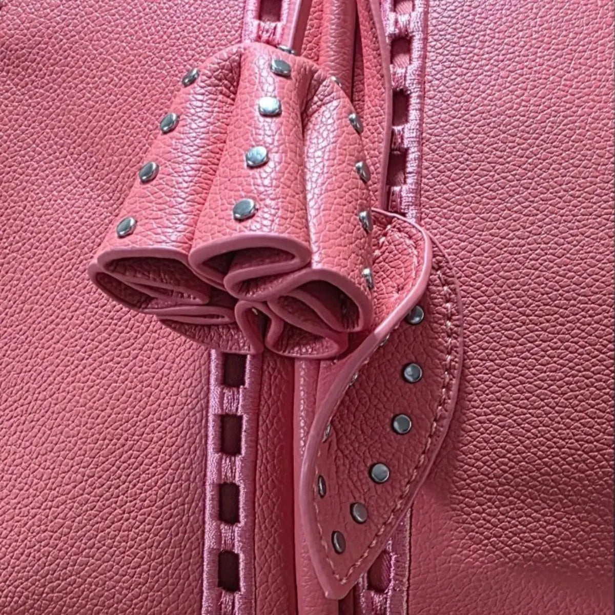 Bolso con charm de tulipán