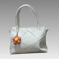 Bolso efecto rombo con charm de flor