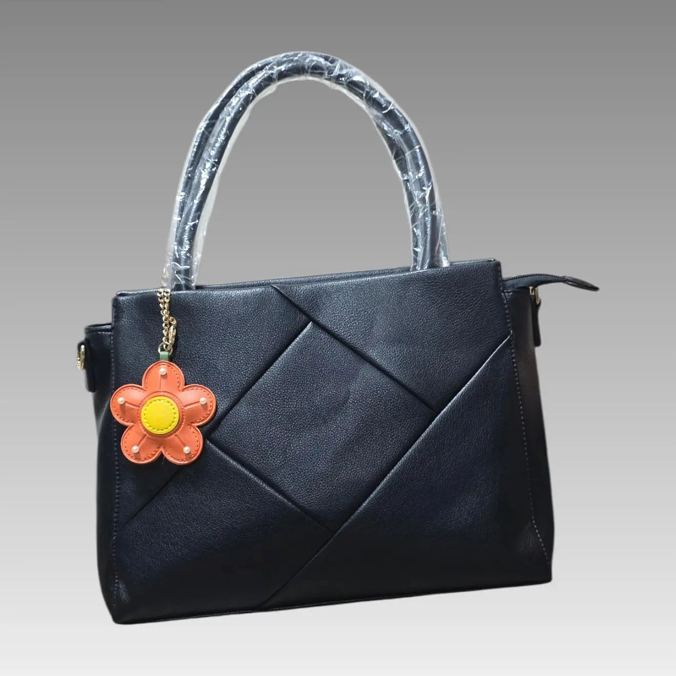 Bolso efecto rombo con charm de flor