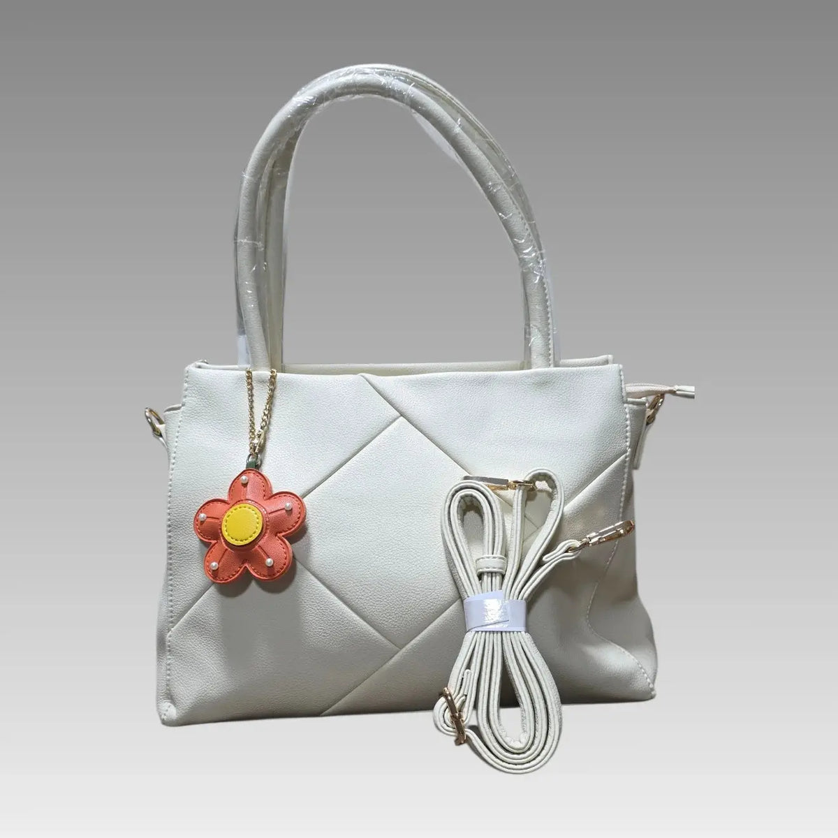 Bolso efecto rombo con charm de flor