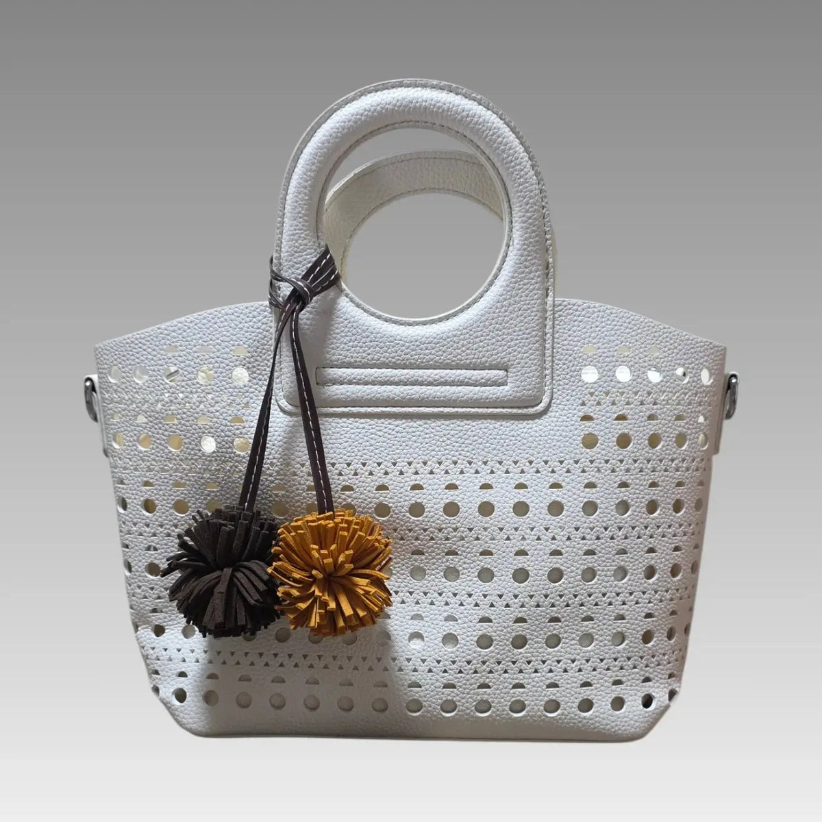 Bolso calado con pompón