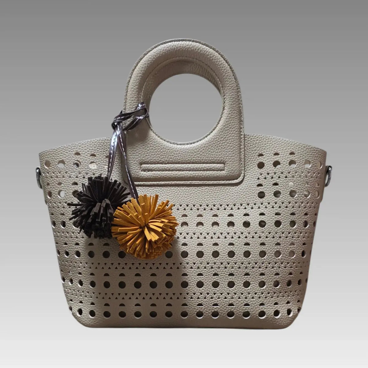 Bolso calado con pompón