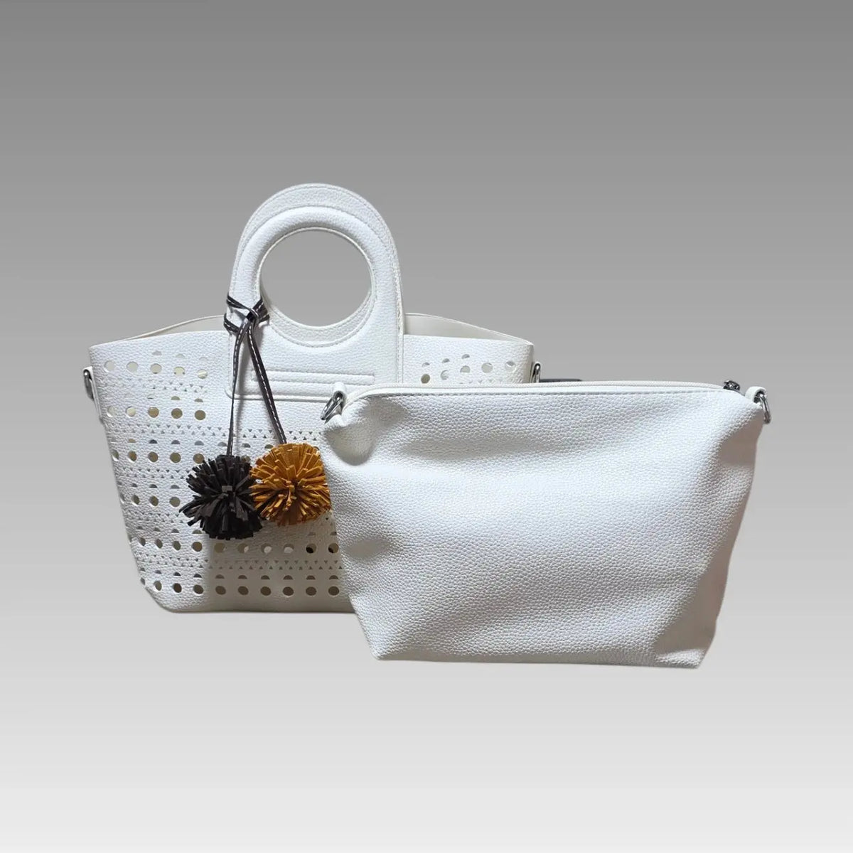 Bolso calado con pompón
