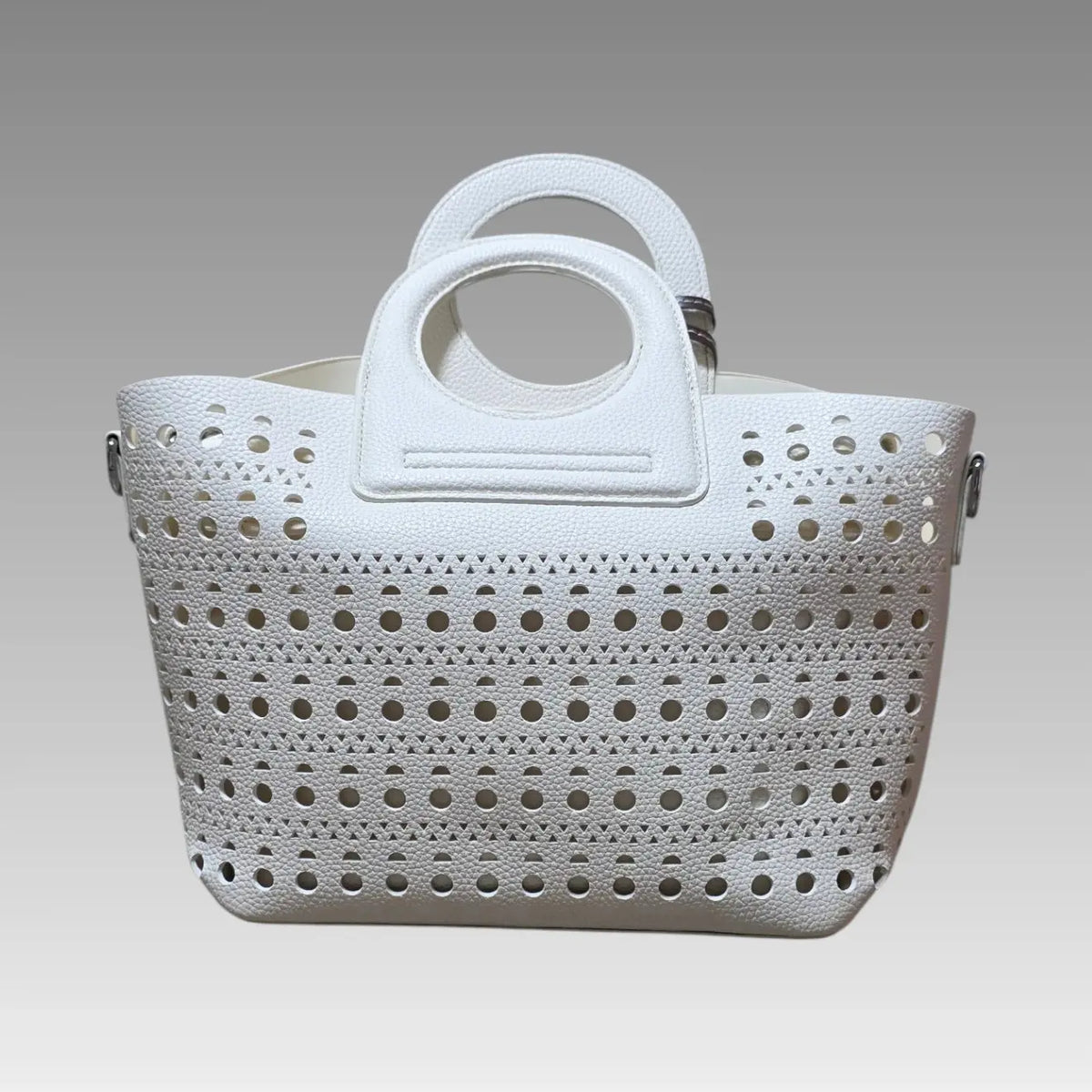 Bolso calado con pompón