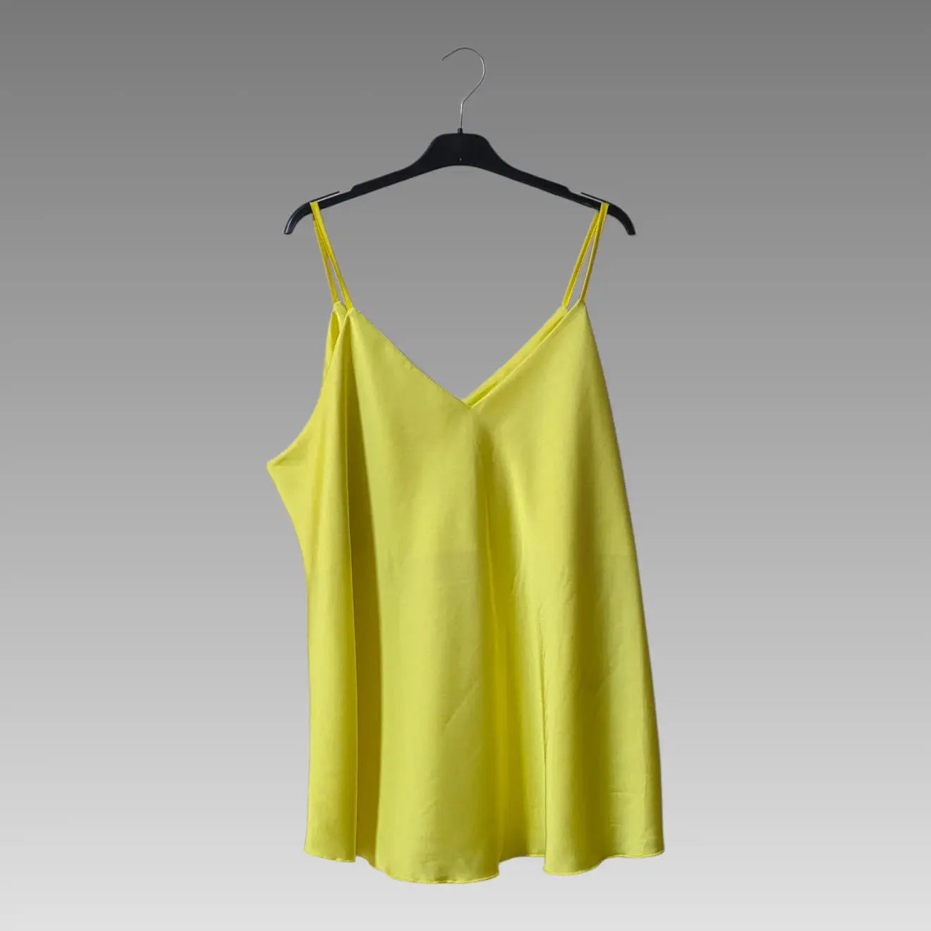 Camiseta de tirantes satinada con escote en V
