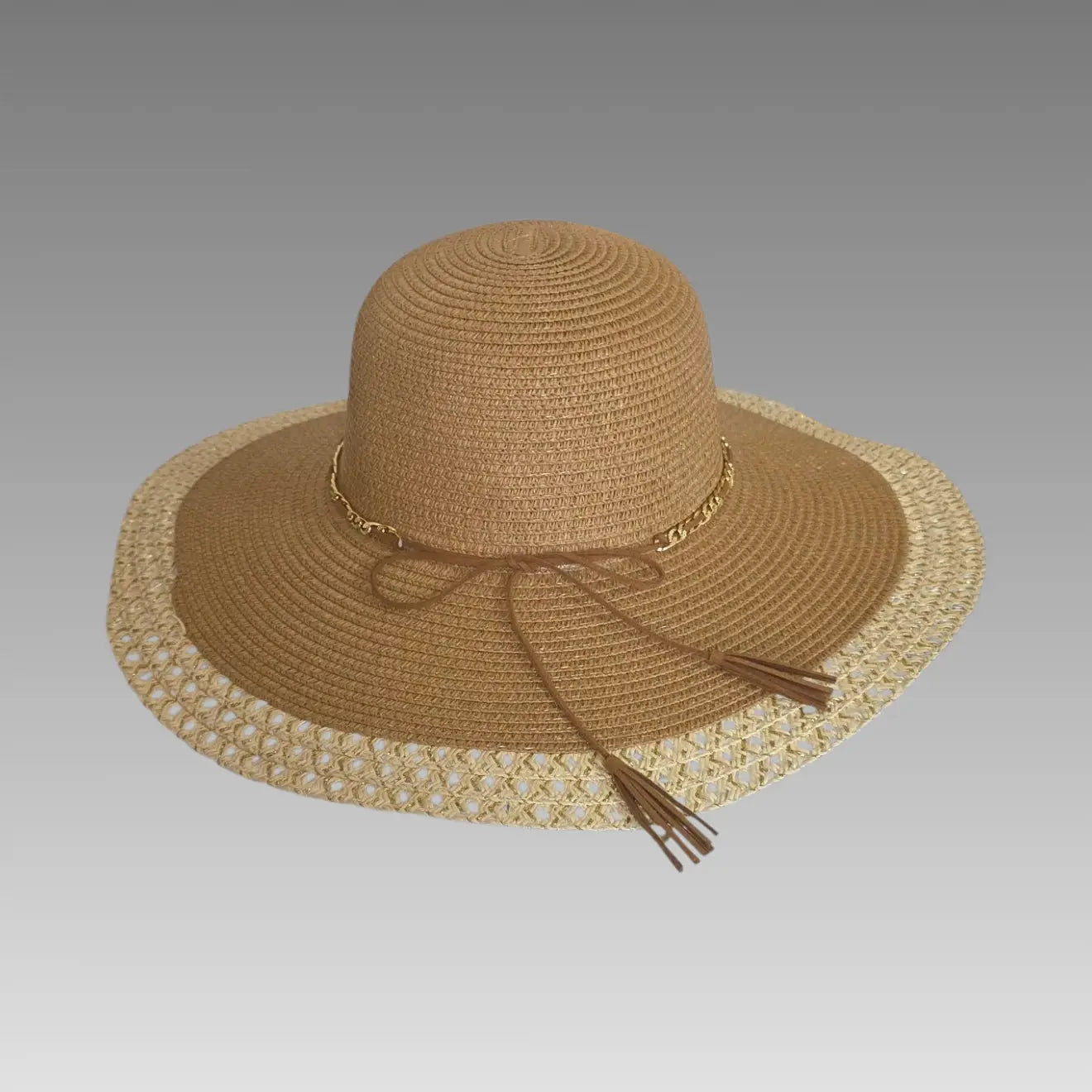 Sombrero de sol con cadenita dorada