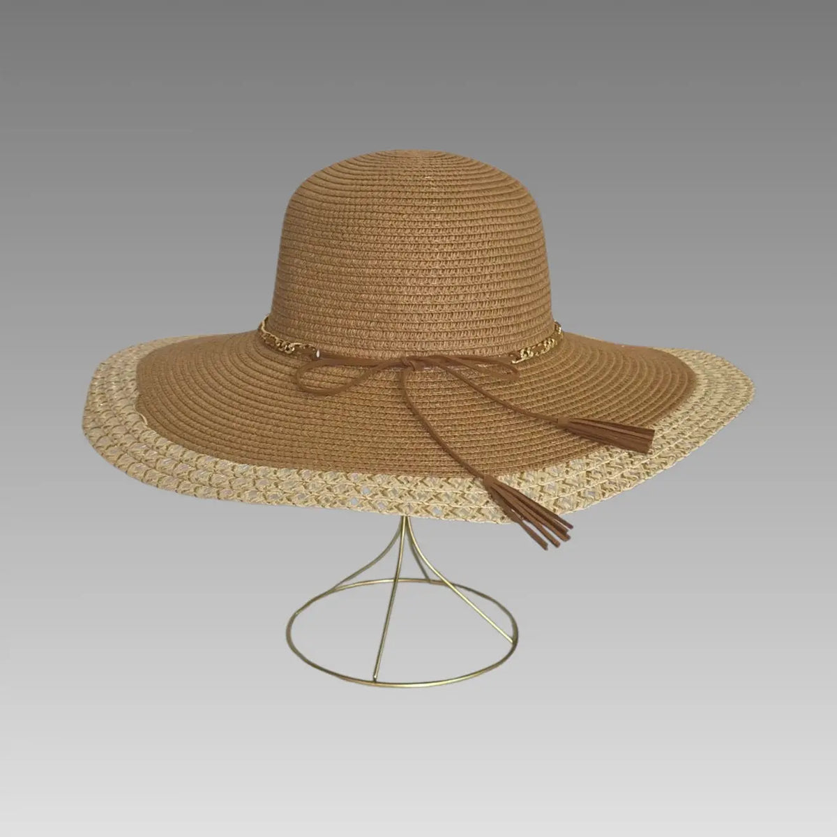 Sombrero de sol con cadenita dorada