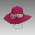 Sombrero de sol con flores de tela fucsia