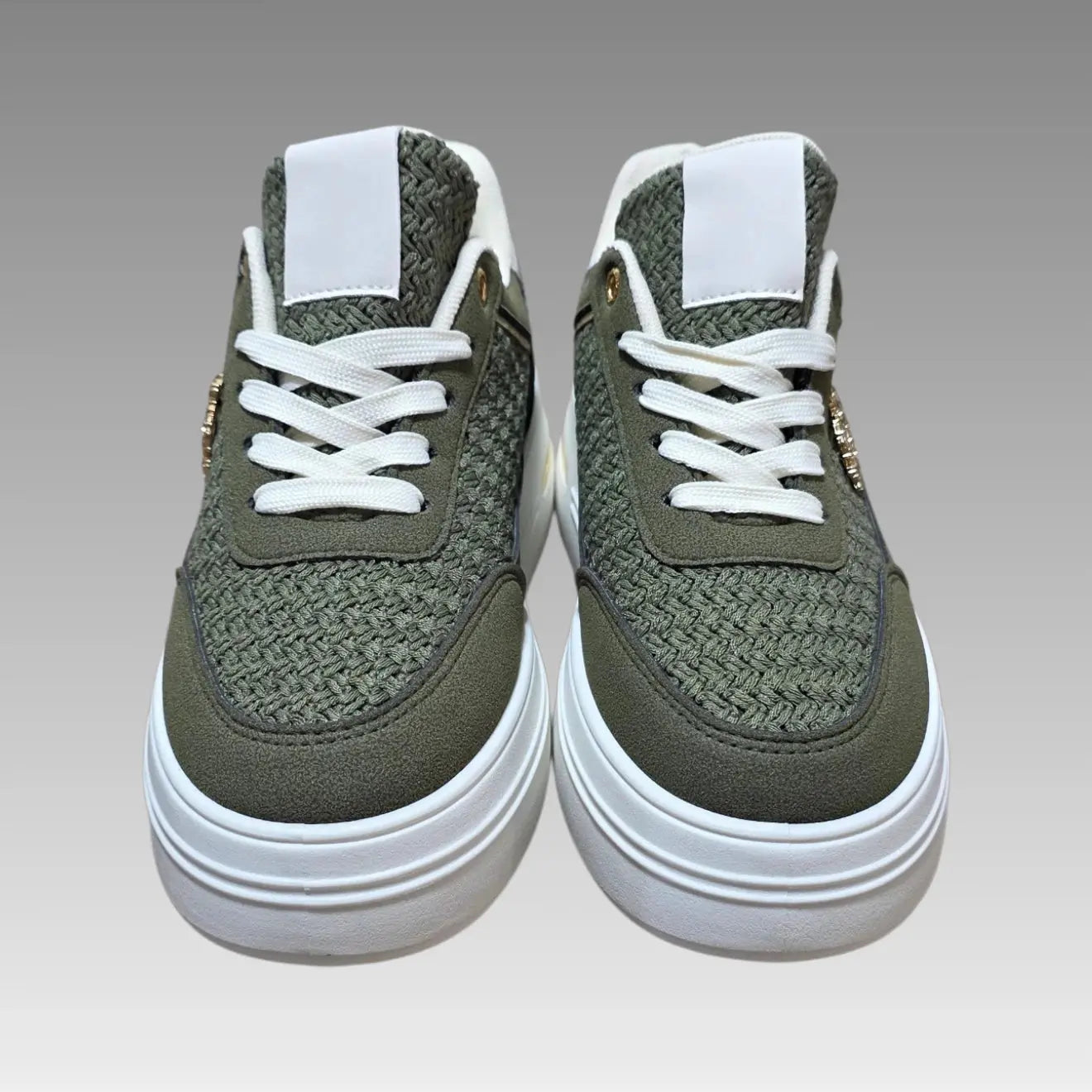 Zapatillas deportivas con plataforma verde militar