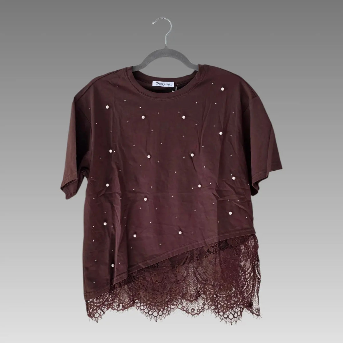 Camiseta con encaje y cuentas