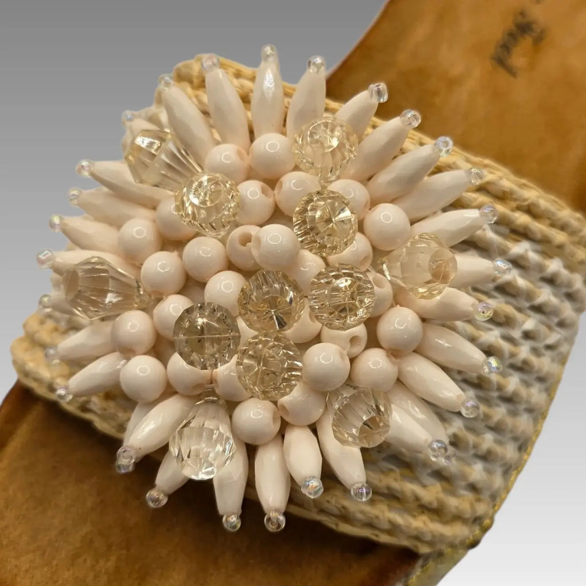 Cuña de flor blanca con cuentas